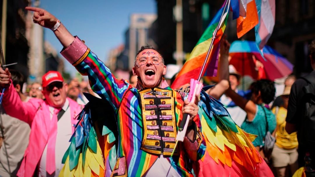 Over 100,000 March in Budapest's Rainbow Pride Parade Despite Government's New Law Prohibition
