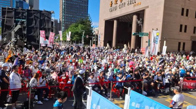 Declining Support? From 250,000 Expected to Just 3,000 for Blue Camp Event