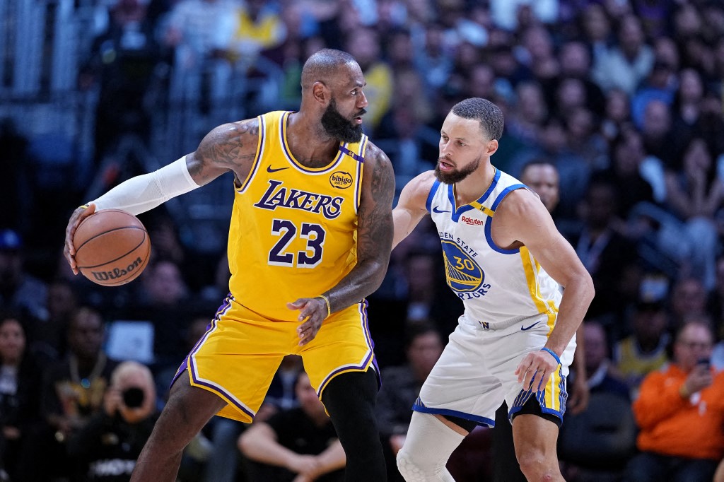 NBA: Curry scores 37 points to overpower LeBron, Warriors defeat Lakers on the road to secure fourth consecutive win.