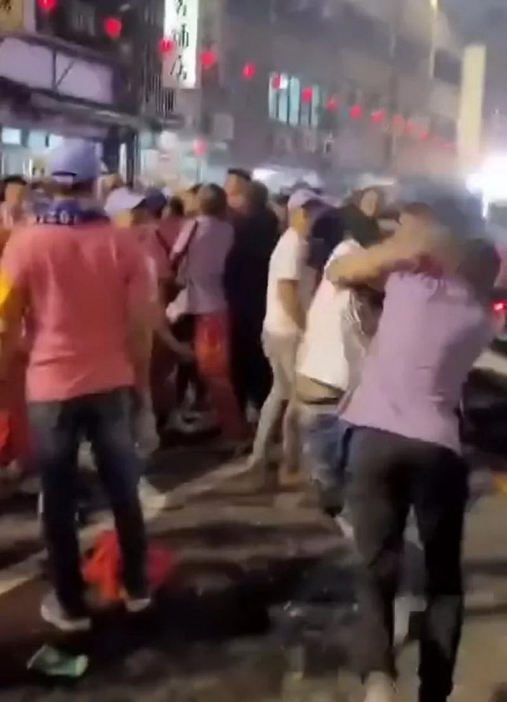 The Dajia Mazu pilgrimage has begun, and a man in a white shirt broke into the formation, attacking members of the Maitreya group with a hard hat.