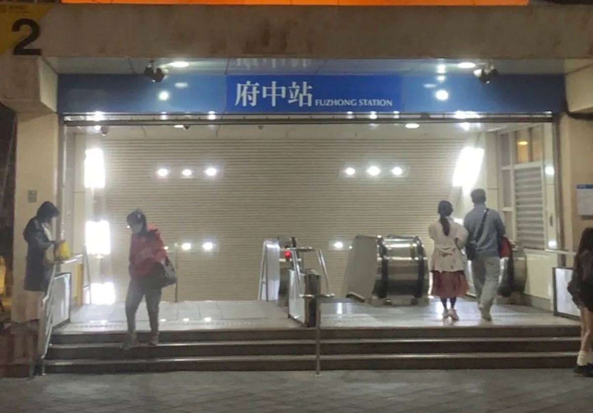 An incident of a fall onto the tracks occurred at Beitou Station of the Taipei Metro! A woman climbed over the platform door and unfortunately got hit; the police and firefighters are actively searching and rescuing.