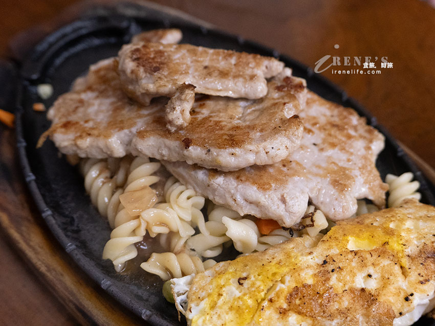 The traditional steakhouse on Tamsui Old Street offers huge steaks and three pieces of pork chops that are impressive!