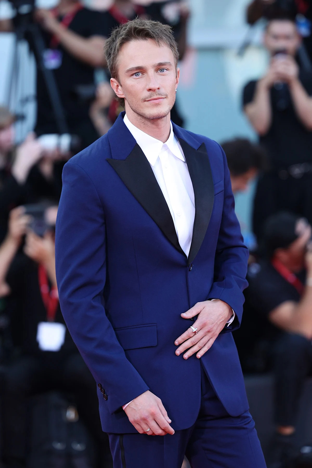好萊塢新男神來了！《Queer》男星Drew Starkey大受歡迎，四種成熟魅力連Daniel Craig也為之著迷 | BAZAAR