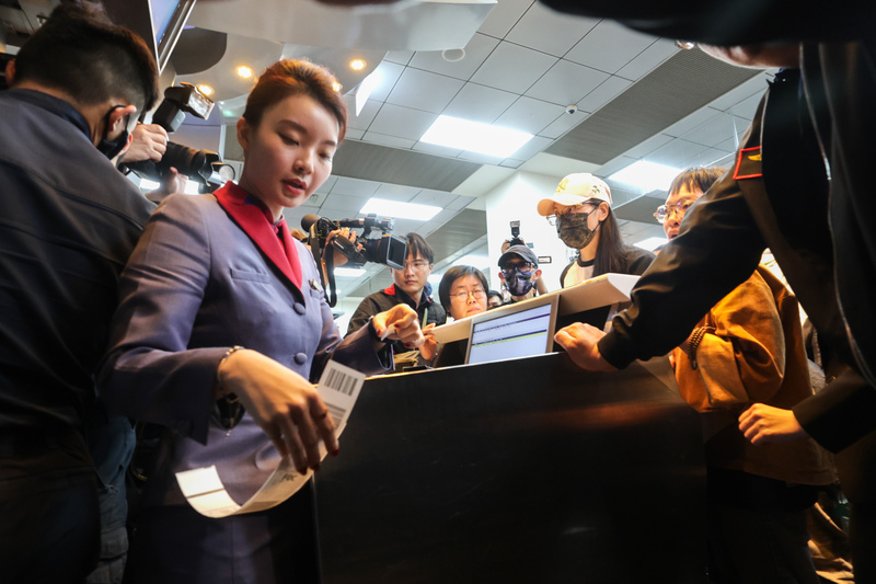 「亞亞」晚間自發離台，移民署提醒「恩綺」與「小微」必須限期離境，逾期者將面臨強制出境。
