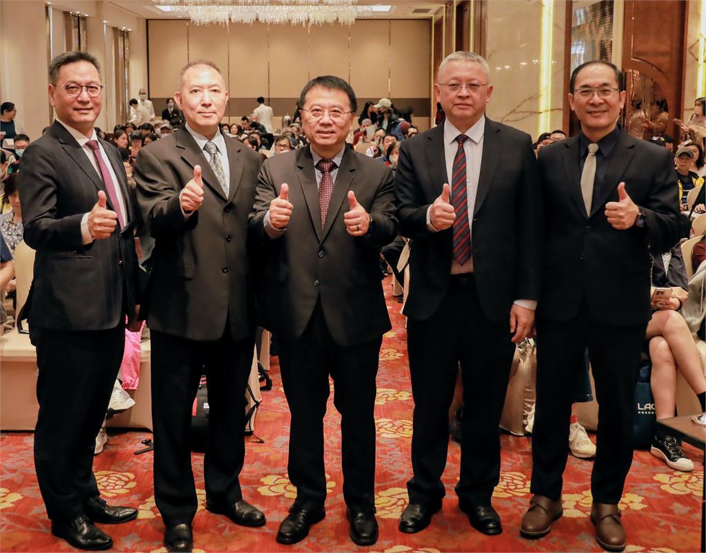 川普2.0重塑政經格局，台股調整中尋找機會，專家指出這些產業將受益