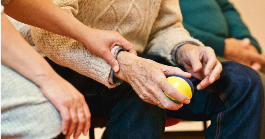 「媽媽去世17年！69歲男子回憶起『曾有34萬遺產』，一查銀行驚呆了」