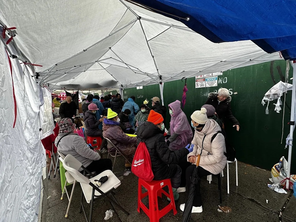 布碌崙羊頭灣遊民收容所開工 上百華裔冒雨示威抗議