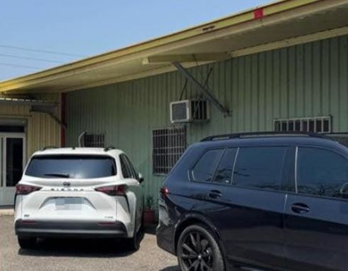 柯文哲座車現身於大甲品嚐九尾雞，四叉貓揭發其特意躲進包廂用餐！