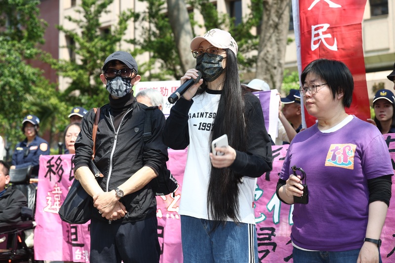 「亞亞在台灣」拒絕主動離境要求，抗議民眾圍堵並高喊「滾回去」