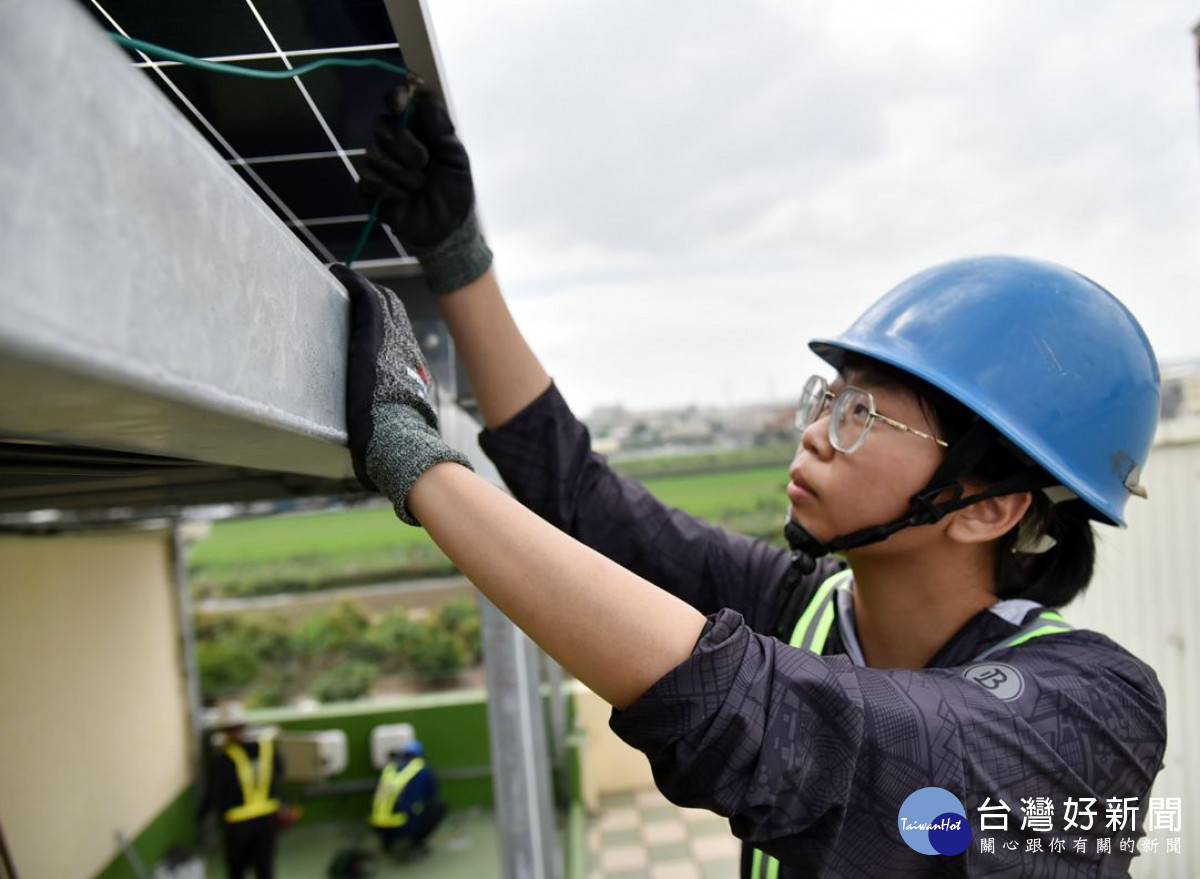 改寫標題：職業訓練助力八年級女生，半年內躍身綠電專才，薪資突破四萬元。