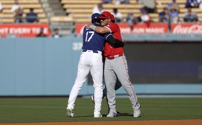 改寫標題：MLB》雙強再聚首！大谷與卓奧特熱情相擁，日本球迷紛紛送上祝福