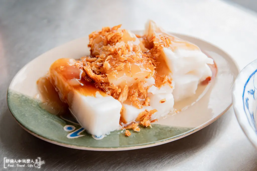 西螺必嚐的美味佳餚：九層粿搭配鹹甜醬油與油蔥酥，令人回味無窮！