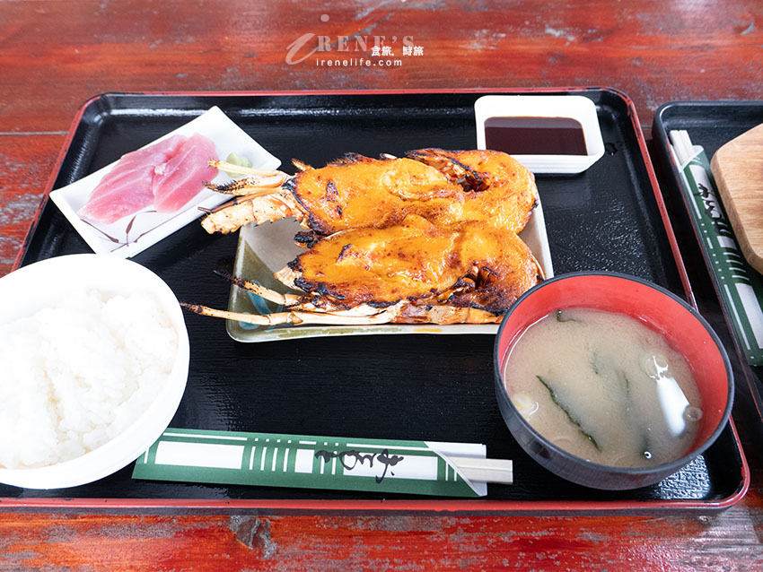 沖繩三大魚市場之一，小漁港內享受悠閒用餐，焗烤海膽龍蝦與奶油烤魚定食美味無比！